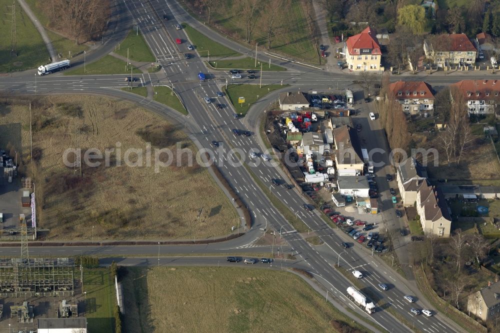 Aerial image Bottrop - View at a crossing at the federal road B224 in the district of Boy in Bottrop in the federal state of North Rhine-Westphalia NRW. The Horster Street joins here the Braukstreet, the B224