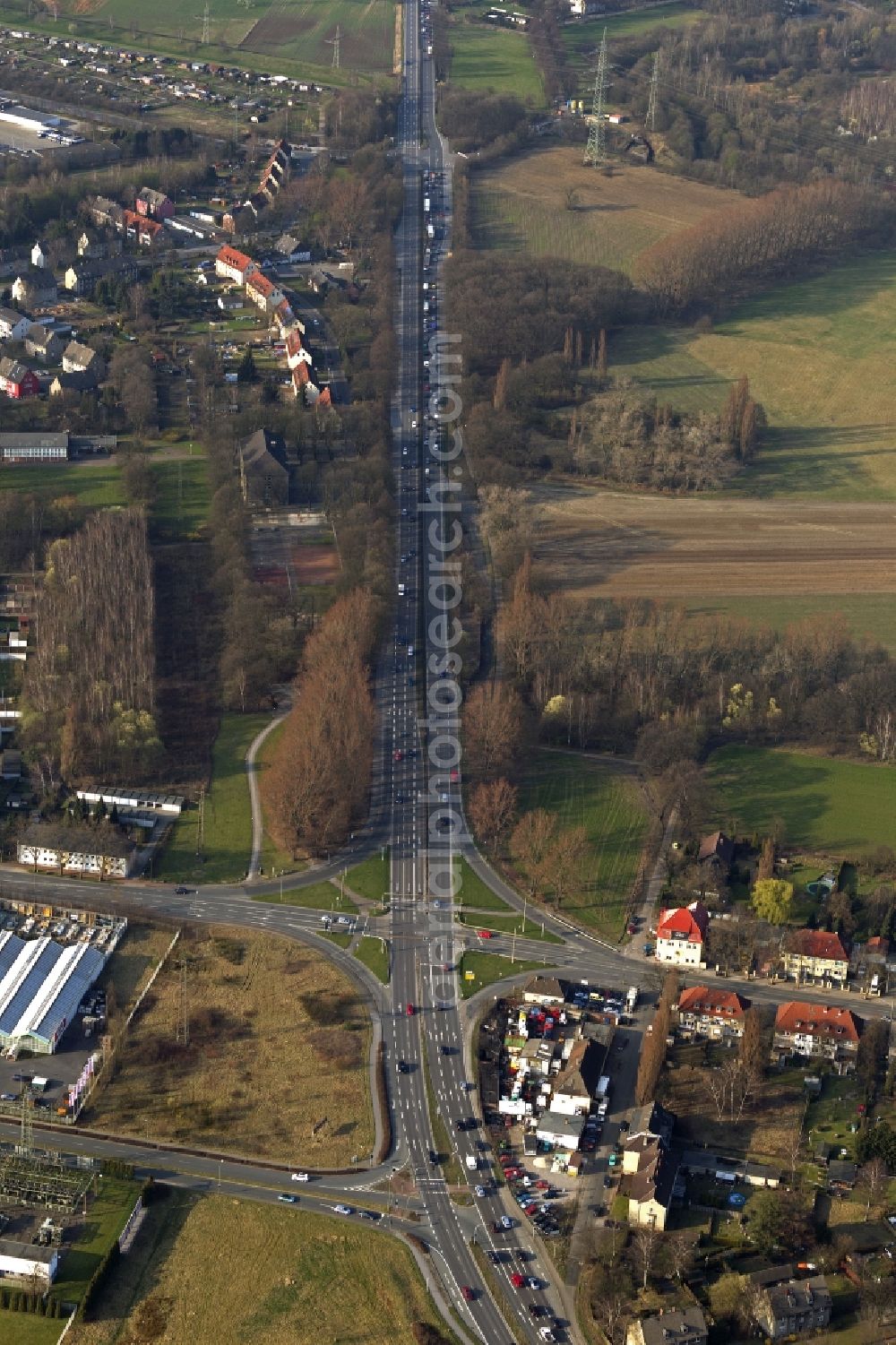 Aerial photograph Bottrop - View at a crossing at the federal road B224 in the district of Boy in Bottrop in the federal state of North Rhine-Westphalia NRW. The Horster Street joins here the Braukstreet, the B224