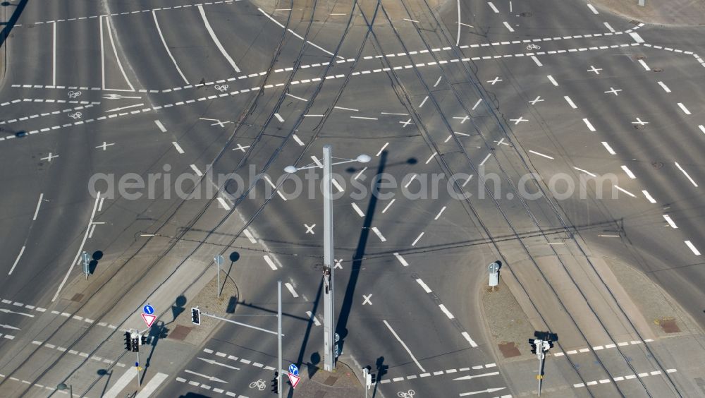 Aerial photograph Leipzig - Road over the crossroads Grimmaischen Steinweg - Johannisplatz in the district Zentrum-Suedost in Leipzig in the state Saxony, Germany