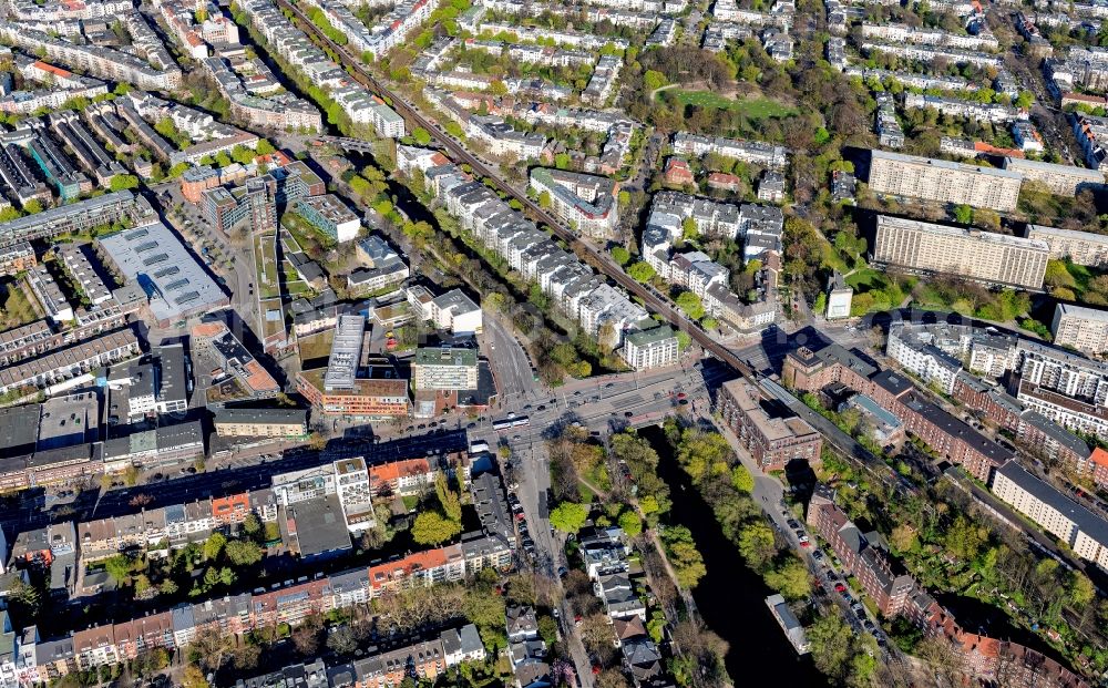 Hamburg from the bird's eye view: Road over the crossroads Grindelberg - Lehmweg - Hoheluftchaussee - Bismarckstrasse in the district Hoheluft-Ost in Hamburg, Germany