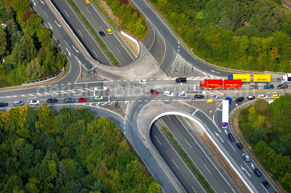 Kreuztal from the bird's eye view: Road over the crossroads on Heesstrasse - Huettentalstrasse in Kreuztal in the state North Rhine-Westphalia, Germany