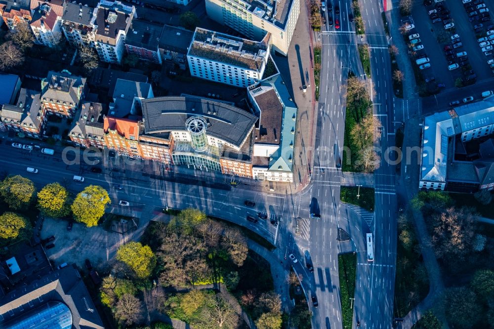 Aerial image Hamburg - Road over the crossroads Holstenwall in the district Sankt Pauli in Hamburg, Germany