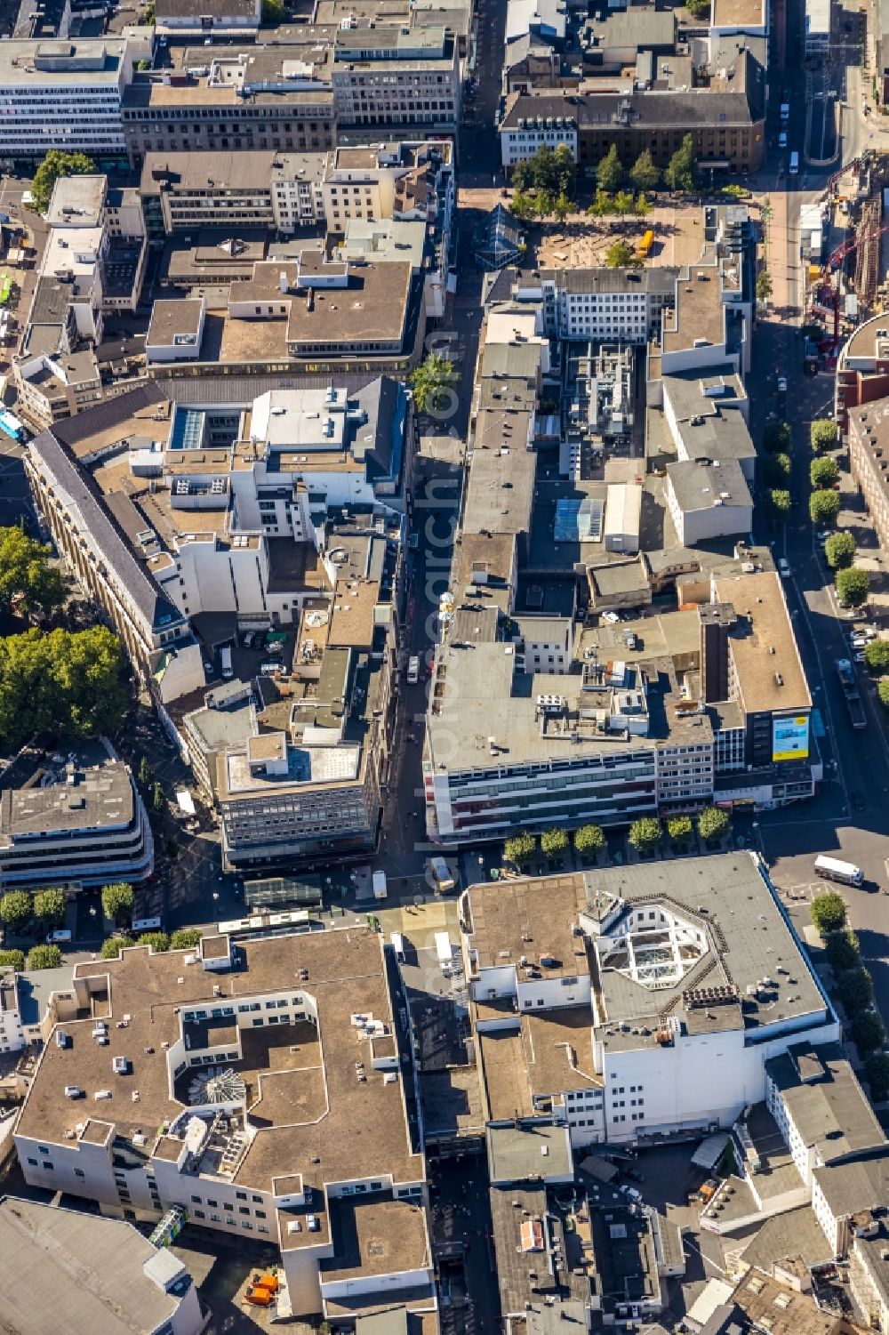 Bochum from the bird's eye view: Road over the crossroads in the inner city on Bongardstrasse corner Kortumstrasse overlooking the shopping mall Drehscheibe Bochum in Bochum in the state North Rhine-Westphalia, Germany