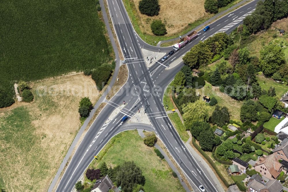 Aerial photograph Kempen - Road over the crossroads in Kempen in the state North Rhine-Westphalia, Germany