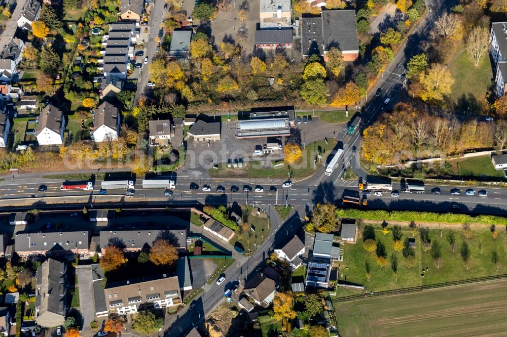 Duisburg from above - Road over the crossroads of Krefelof Strasse and of Uerdinger Strasse in the district Muendelheim in Duisburg in the state North Rhine-Westphalia, Germany