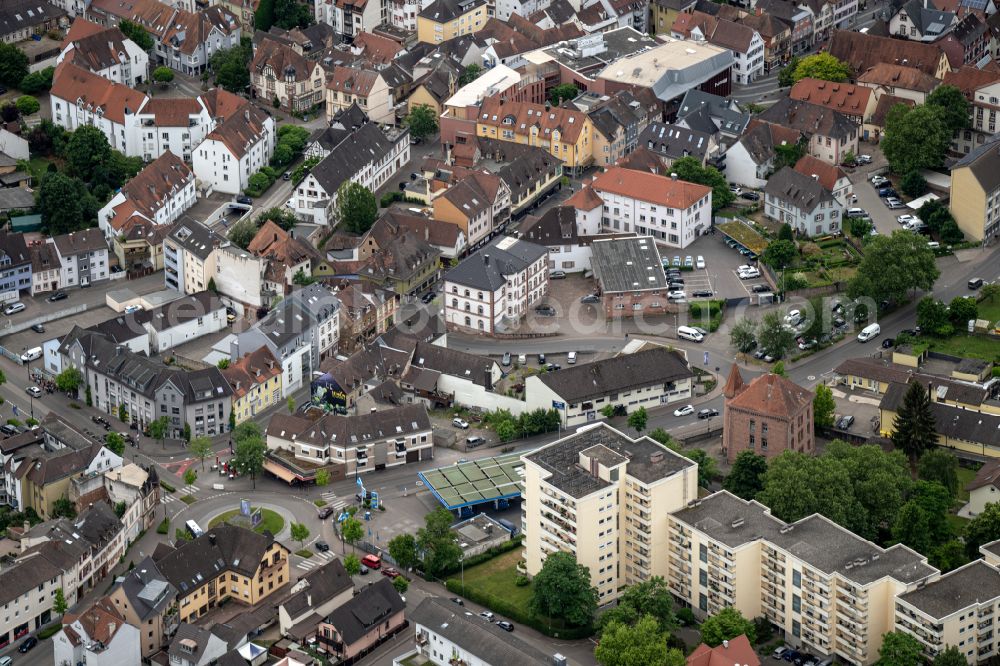 Lahr/Schwarzwald from the bird's eye view: Road over the crossroads Lahr Ost Friedrichstrasse in Lahr/Schwarzwald in the state Baden-Wurttemberg, Germany