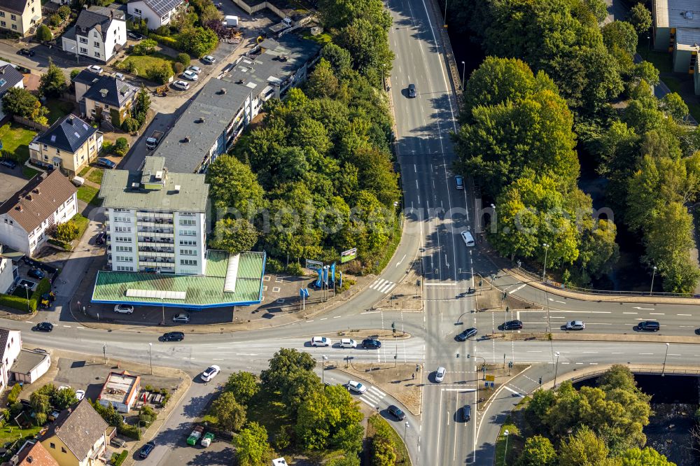 Aerial photograph Arnsberg - Road over the crossroads Landesstrasse L745 and Werler Strasse in the district Neheim in Arnsberg at Sauerland in the state North Rhine-Westphalia, Germany