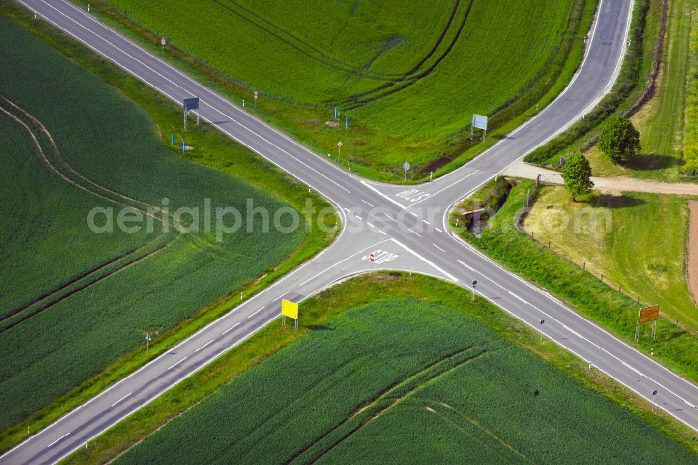 Aerial image Großenehrich - Road over the crossroads of Landesstrasse L4 to the Kirchengler Hauptstrasse in Grossenehrich in the state Thuringia, Germany