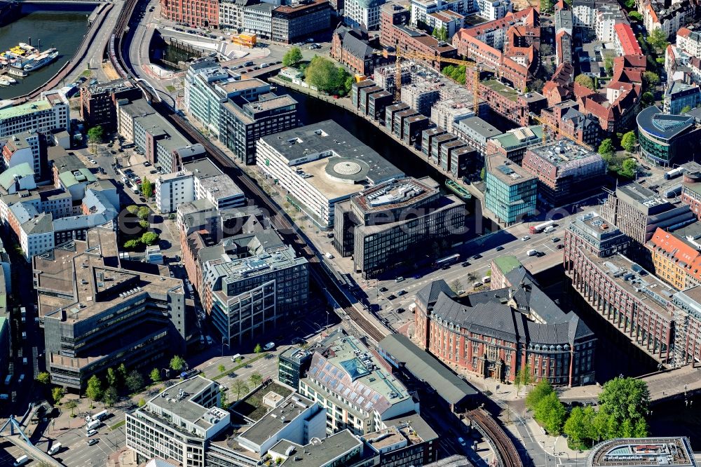 Aerial image Hamburg - Road over the crossroads Roedingsmarkt - Willy-Brandt-Strasse in the inner city overlooking the construction site for the hotel building Motel One on Admiralitaetstrasse in the district Altstadt in Hamburg, Germany