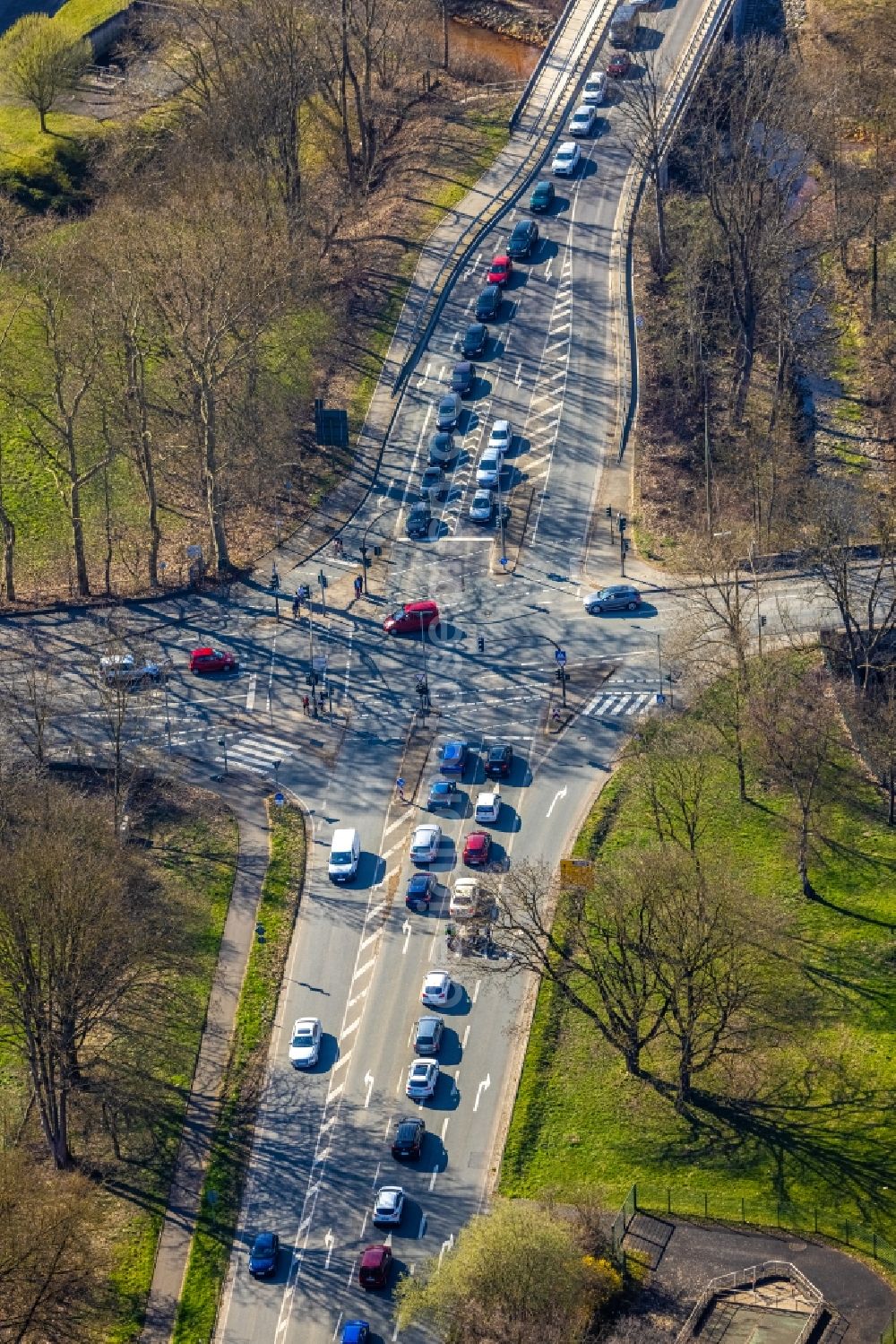 Aerial photograph Witten - Road over the crossroads Ruhrdeich - Ruhrstrasse in the district Bommern in Witten at Ruhrgebiet in the state North Rhine-Westphalia, Germany