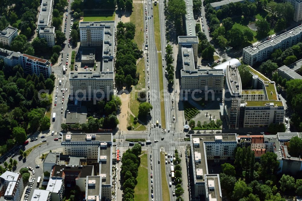 Aerial photograph Berlin - Road over the crossroads of the Str. der Pariser Kommune and the Bundesstrasse 1 and 5 in the row house and business district in Berlin, Germany