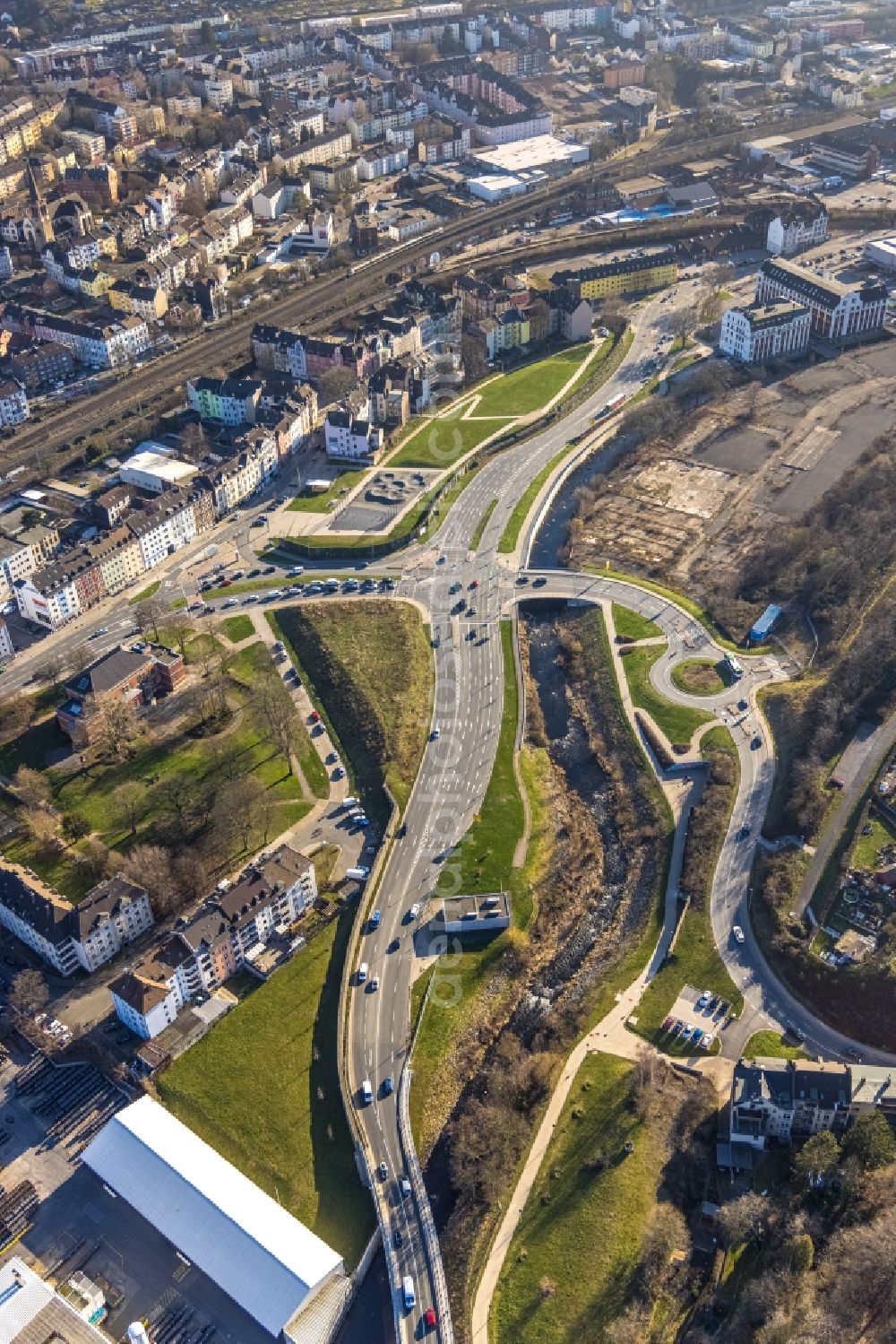 Aerial image Hagen - Road over the crossroads on Wehringhauser Strasse mit Kreisverkehr in Hagen at Ruhrgebiet in the state North Rhine-Westphalia, Germany