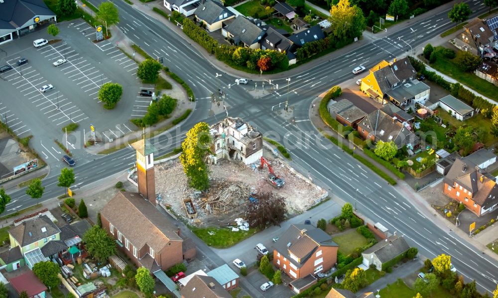 Aerial image Bergkamen - Road over the crossroads Werner Strasse, Westenhellweg and Ostenhellweg in the district Ruenthe in Bergkamen in the state North Rhine-Westphalia, Germany