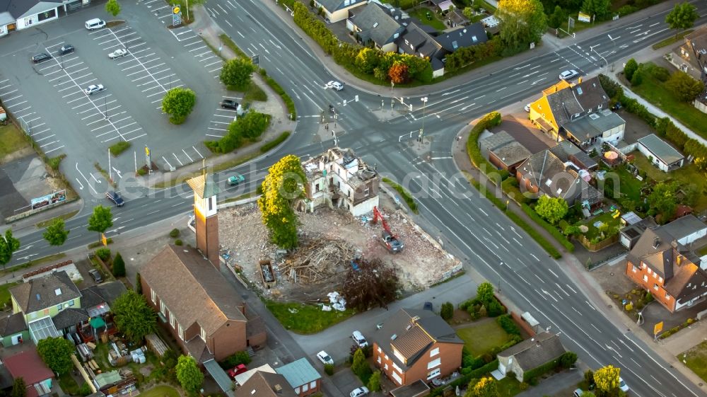 Aerial photograph Bergkamen - Road over the crossroads Werner Strasse, Westenhellweg and Ostenhellweg in the district Ruenthe in Bergkamen in the state North Rhine-Westphalia, Germany