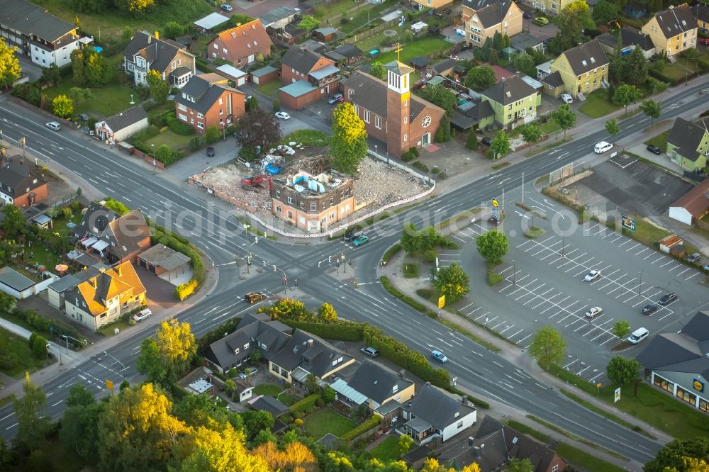 Bergkamen from above - Road over the crossroads Werner Strasse, Westenhellweg and Ostenhellweg in the district Ruenthe in Bergkamen in the state North Rhine-Westphalia, Germany