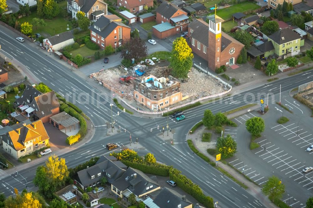 Bergkamen from the bird's eye view: Road over the crossroads Werner Strasse, Westenhellweg and Ostenhellweg in the district Ruenthe in Bergkamen in the state North Rhine-Westphalia, Germany