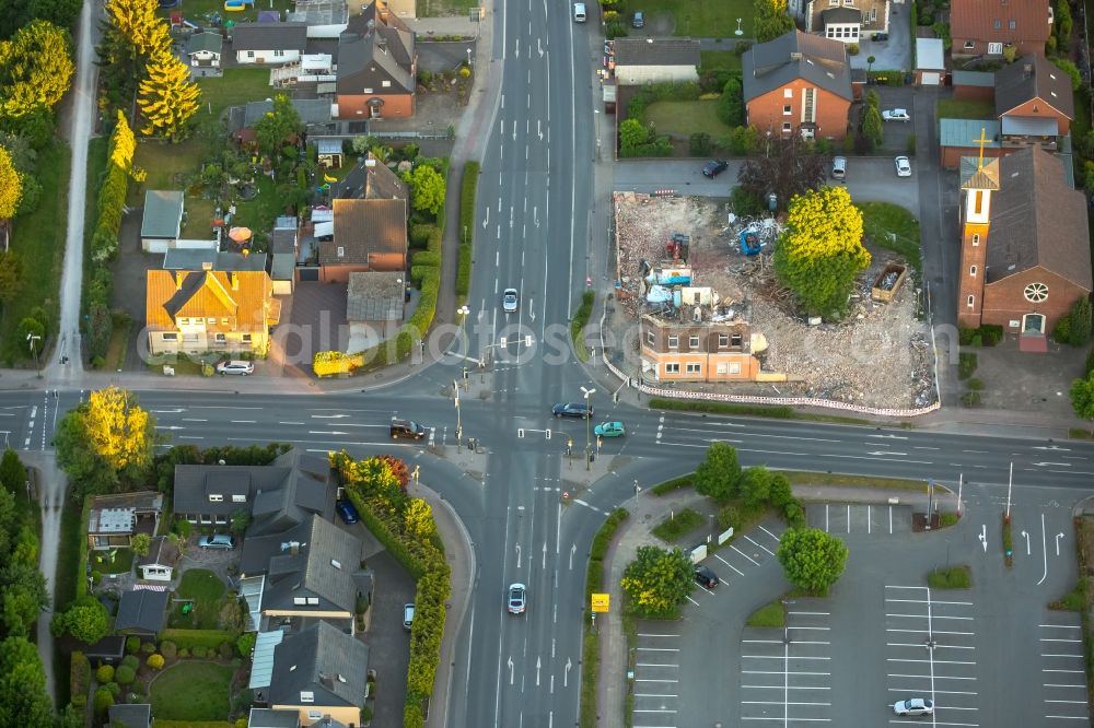 Aerial image Bergkamen - Road over the crossroads Werner Strasse, Westenhellweg and Ostenhellweg in the district Ruenthe in Bergkamen in the state North Rhine-Westphalia, Germany