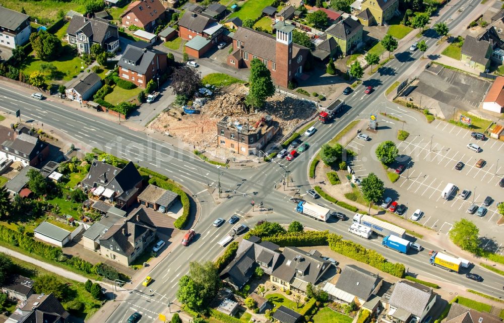 Bergkamen from above - Road over the crossroads Werner Strasse, Westenhellweg and Ostenhellweg in the district Ruenthe in Bergkamen in the state North Rhine-Westphalia, Germany