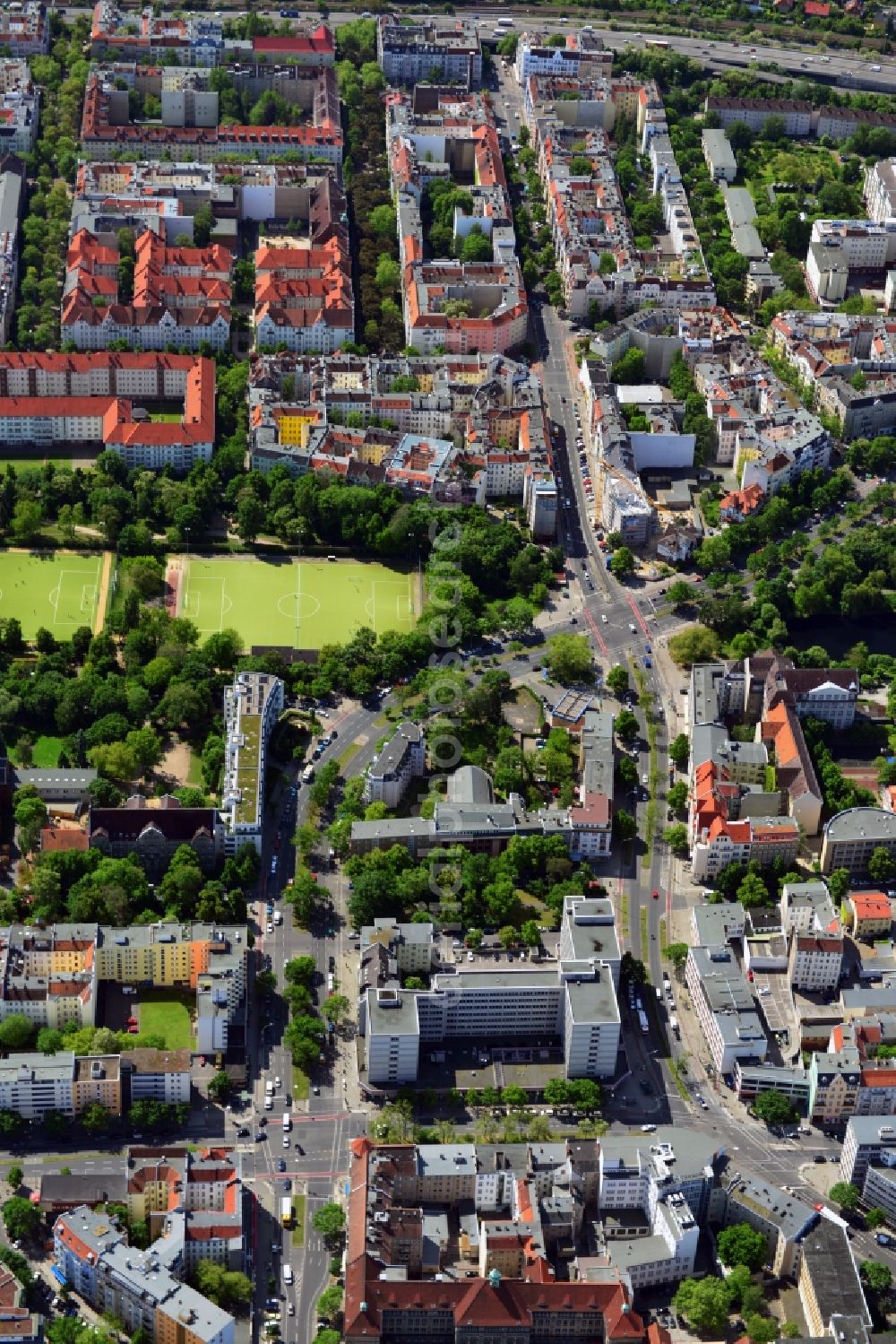 Berlin from above - At the major intersection Blissestrasse - Uhland-street in the Wilmersdorf district of Berlin, the urban green space is - public park Wilmersdorf cut into two parts. The eastern part is here marked by two sports fields, which are used by 1.FC Wilmersdorf. In extending the western side of the public park, we see the lake Fennsee which is of natural origin. In the environment of the park Residential areas are located. There are two schools on the road Wilhelmsaue - the Friedrich-Ebert high school and the Comenius - school, which is right next to the Auenkirche