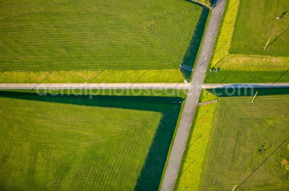 Aerial photograph Duisburg - Parting of the ways of Rheinpark in Duisburg in the state North Rhine-Westphalia