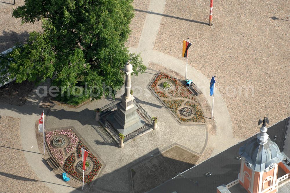 Aerial photograph Templin - Blick auf die Friedenseiche und das Kriegerdenkmal, welches den Sieg über die Franzosen am 18. Oktober 1871 symbolisiert, auf dem Marktplatz vor dem Rathaus Templin BB. View onto the peace oak und the war memorial symbolising the victory over the French people, at the town square in front of the city / town hall.square in front of the city / town hall.