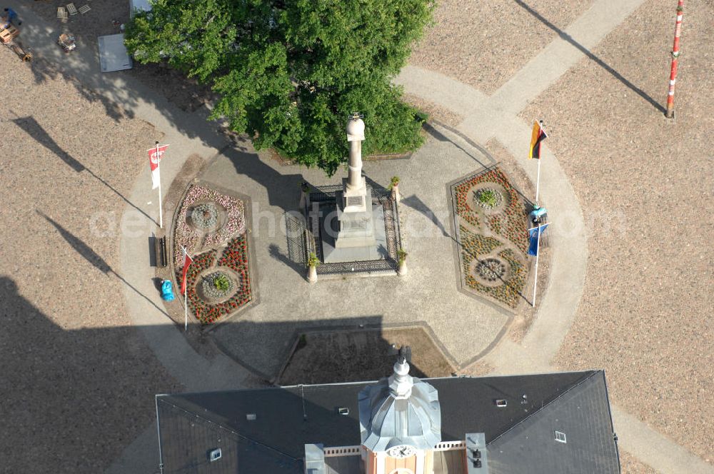 Templin from above - Blick auf die Friedenseiche und das Kriegerdenkmal, welches den Sieg über die Franzosen am 18. Oktober 1871 symbolisiert, auf dem Marktplatz vor dem Rathaus Templin BB. View onto the peace oak und the war memorial symbolising the victory over the French people, at the town square in front of the city / town hall.square in front of the city / town hall.