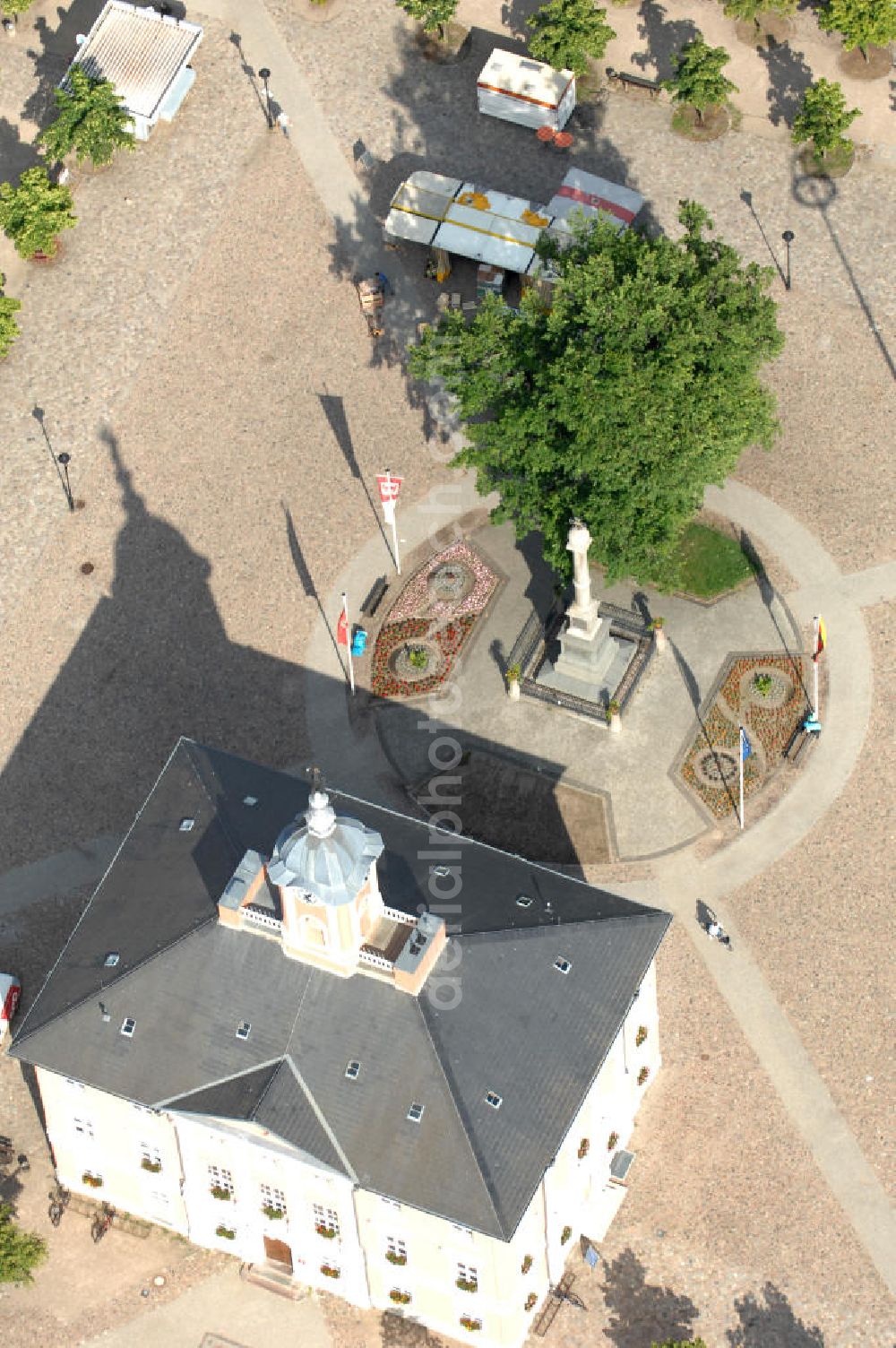 Templin from the bird's eye view: Blick auf die Friedenseiche und das Kriegerdenkmal, welches den Sieg über die Franzosen am 18. Oktober 1871 symbolisiert, auf dem Marktplatz vor dem Rathaus Templin BB. View onto the peace oak und the war memorial symbolising the victory over the French people, at the town square in front of the city / town hall.square in front of the city / town hall.