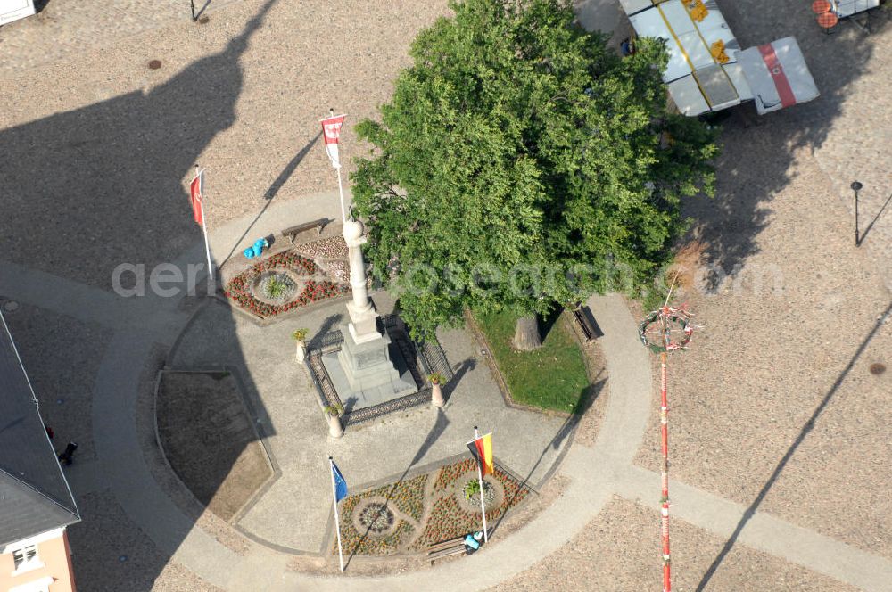 Aerial image Templin - Blick auf die Friedenseiche und das Kriegerdenkmal, welches den Sieg über die Franzosen am 18. Oktober 1871 symbolisiert, auf dem Marktplatz vor dem Rathaus Templin BB. View onto the peace oak und the war memorial symbolising the victory over the French people, at the town square in front of the city / town hall.square in front of the city / town hall.