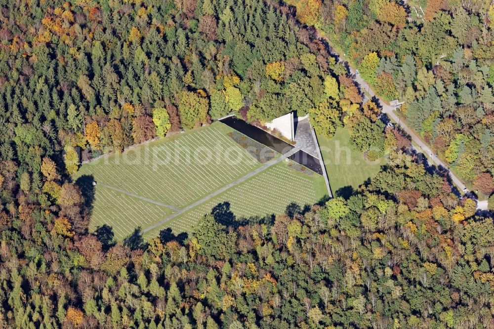 München from above - Soldier's Cemetery at the Tischlerstrasse in Munich in the state Bavaria. The cemetery with its striking triangular concrete memorial is adjacent to the new Waldfriedhof