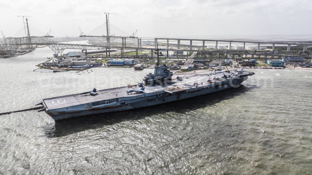 Corpus Christi from the bird's eye view: Ship of the Navy USS Lexington, CV-16, Essex-Class Aircraft Carrier on street North Shoreline Boulevard in Corpus Christi in Texas, United States of America