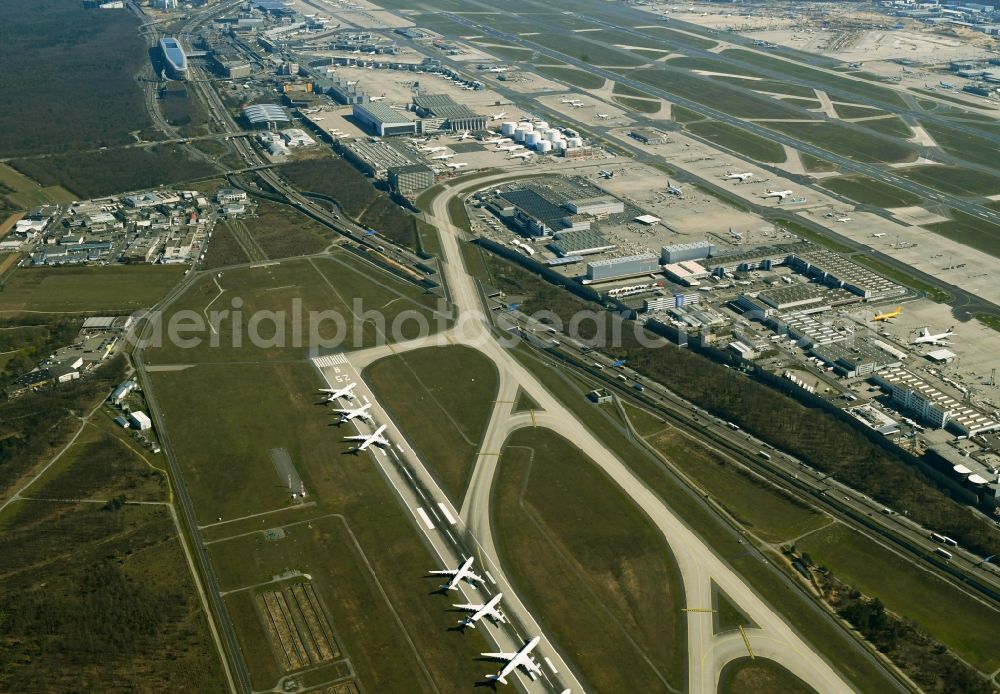 Aerial image Kelsterbach - Due to the crisis, passenger aircraft of the airline Lufthansa parked on the runway west in parking position on parking spaces at the airport Frankfurt Airport in Kelsterbach in the state Hesse, Germany