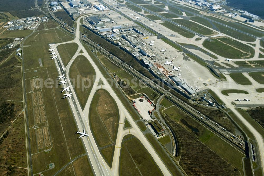 Aerial photograph Kelsterbach - Due to the crisis, passenger aircraft of the airline Lufthansa parked on the runway west in parking position on parking spaces at the airport Frankfurt Airport in Kelsterbach in the state Hesse, Germany