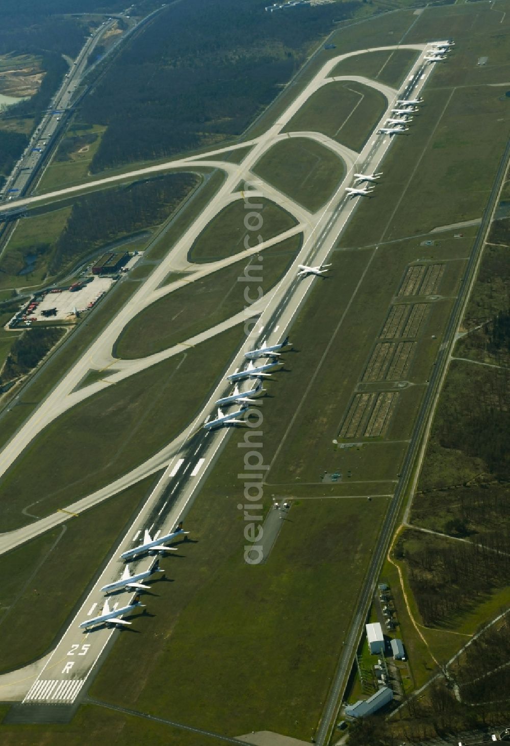 Aerial image Kelsterbach - Due to the crisis, passenger aircraft of the airline Lufthansa parked on the runway west in parking position on parking spaces at the airport Frankfurt Airport in Kelsterbach in the state Hesse, Germany