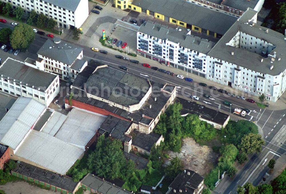 Magdeburg (Sachsen-Anhalt) from above - 1892 eröffnet, entwickelte sich der Kristallpalast sehr schnell zum Anlaufpunkt des Konzert- und Gesellschaftslebens, diente jedoch auch als Hilfslazarett im Ersten Weltkrieg, wurde 1928 offiziell das Haus der vornehmen Gesellschaften genannt und ab 1933 neben Konzerten, Bällen und Varieteveranstaltungen auch für KdF-Veranstaltungen genutzt.Ab 01. Oktober 1953 wurde die berühmte Varietekunst-Reihe KRISTALL-PALAST Ganz-Groß ins Leben gerufen. Vielen noch sehr gut in Erinnerung sind die Tanz- und Varieteveranstaltungen in den 50er und 60er Jahren.1986 wurde das Haus geschlossen und verfällt seitdem als Denkmal der Kulturgeschichte.