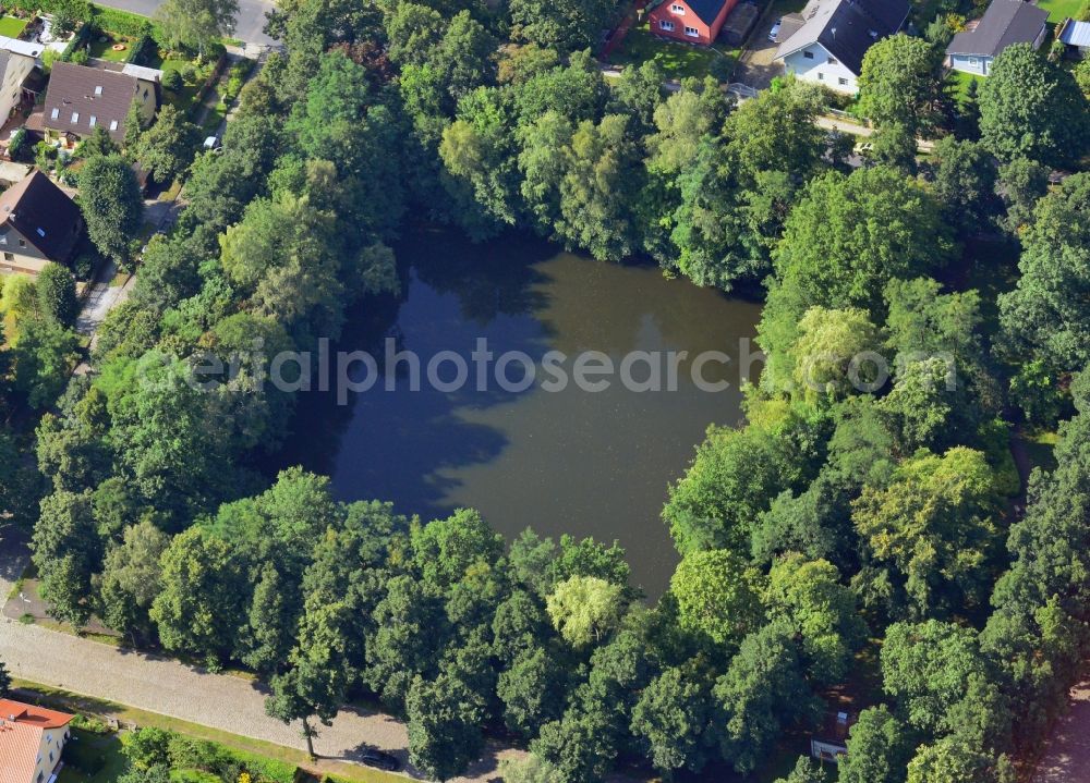 Aerial photograph Berlin-Mahlsdorf - The Koernerteich is a biotope in the middle of a housing complex in Berlin-Mahlsdorf