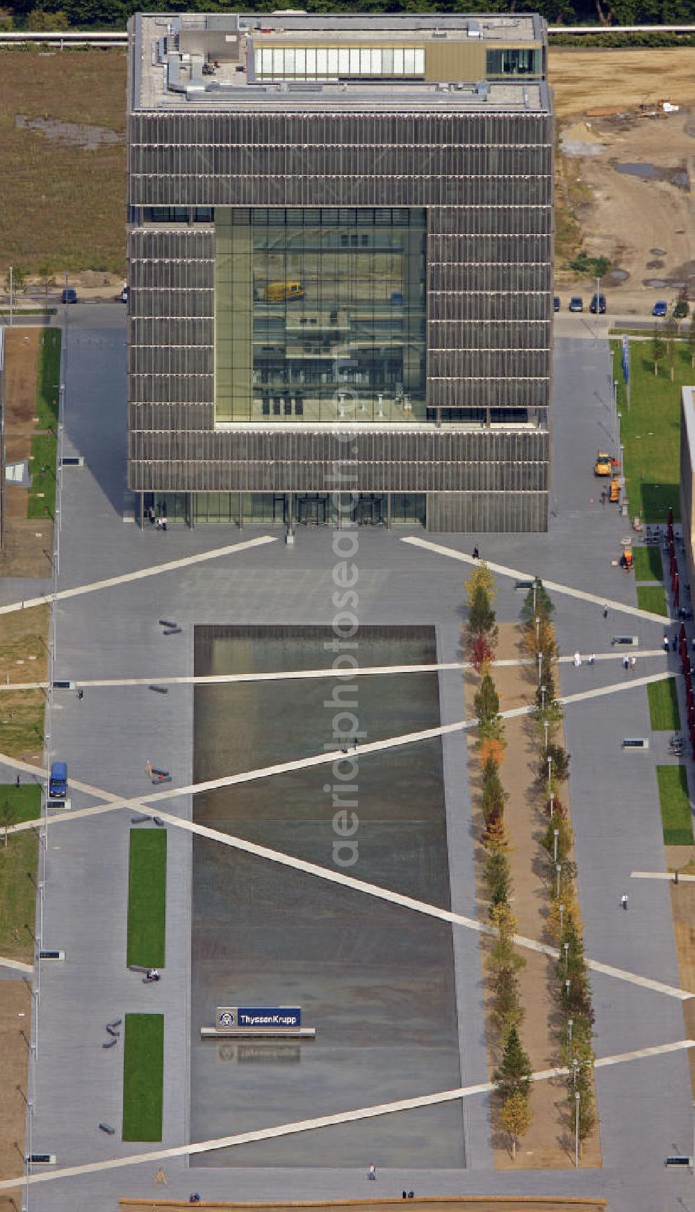 Essen from above - Blick auf den Krupp-Gürtel in Essen. Auf dem Gelände der ehemaligen Kruppschen Gussstahlwerke entstanden im Rahmen eines Städtebauprojekts die Hauptverwaltung ThyssenKrupp AG Hauptverwaltung, ein Boulevard und zukünftig eine Parkanlage. View of the Krupp-Belt in Essen. An urban project was created at the site of the former Krupp cast steel works. Here are the main administrative headquarters ThyssenKrupp AG, a boulevard and a park in the future.