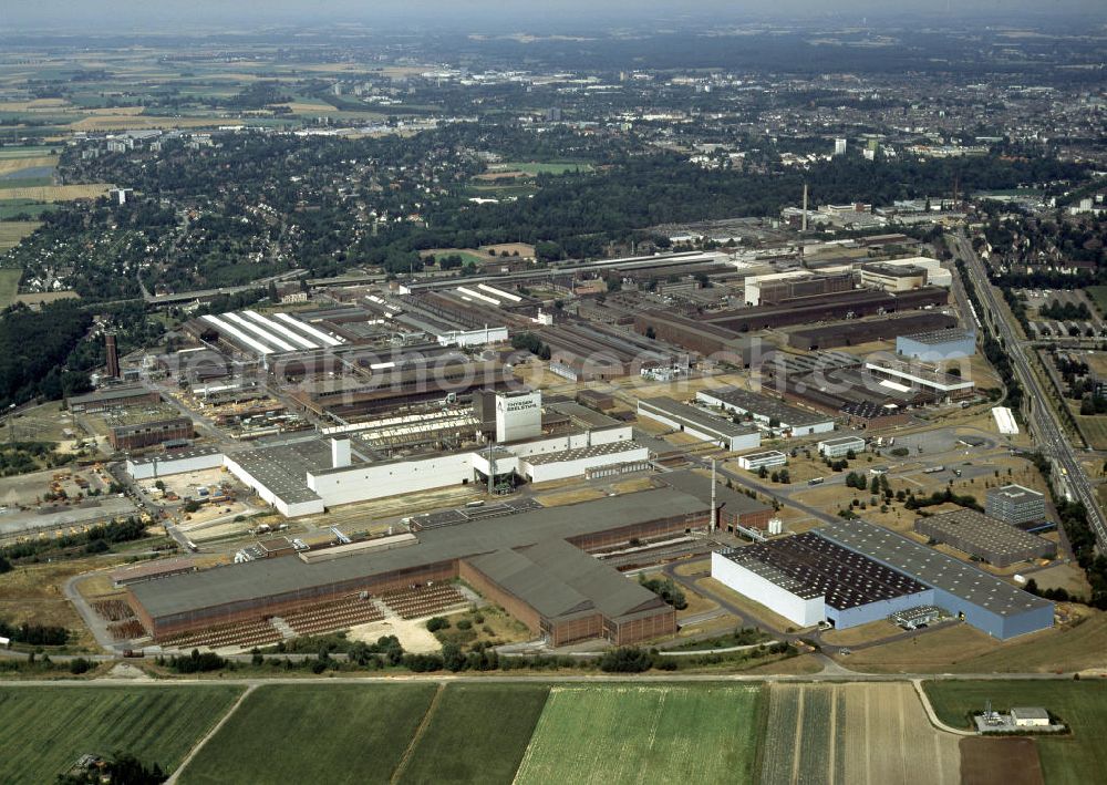 Aerial image KREFELD - Die ThyssenKrupp Nirosta GmbH mit Firmensitz in Krefeld ist die größte Einzelgesellschaft der ThyssenKrupp Stainless AG, eines von fünf Segmenten der ThyssenKrupp AG. Sie stellt Flacherzeugnisse aus rostfreiem Edelstahl her. Die ThyssenKrupp Nirosta GmbH entstand 1995, als die Konzerne Krupp und Thyssen ihre Nirosta-Sparten zusammenlegten. Innerhalb des ehemaligen Thyssen-Konzern wurden die Werke in Krefeld und Witten als Gesellschaft Thyssen-Edelstahlwerke AG (TEW) betrieben.