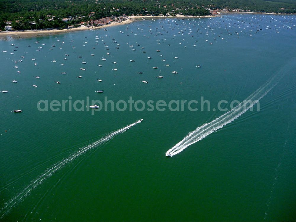 Arcachon from above - Blick auf die landseitige Küste der Halbinsel Cap Ferret. Die Halbinsel trennt das Becken von Arcachon vom Atlantischen Ozeans. Der Tidenhub (Unterschied zwischen Ebbe und Flut) kann im Becken bis zu 5m betragen. Views of the landward coast of the peninsula of Cap Ferret. The peninsula separates the basin of Arcachon from the Atlantic Ocean. The tidal range (difference between high and low tide) in the bay can reach up to 5m.