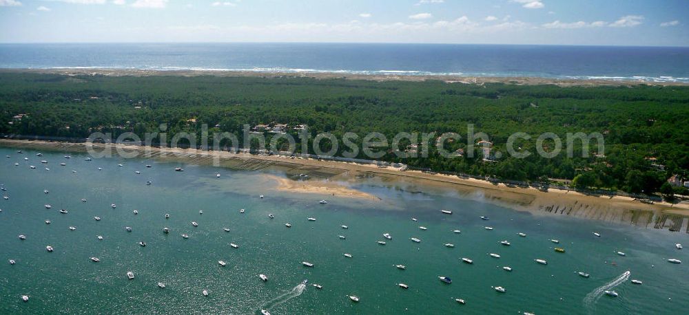 Arcachon from the bird's eye view: Blick auf die landseitige Küste der Halbinsel Cap Ferret. Die Halbinsel trennt das Becken von Arcachon vom Atlantischen Ozeans. Der Tidenhub (Unterschied zwischen Ebbe und Flut) kann im Becken bis zu 5m betragen. Views of the landward coast of the peninsula of Cap Ferret. The peninsula separates the basin of Arcachon from the Atlantic Ocean. The tidal range (difference between high and low tide) in the bay can reach up to 5m.