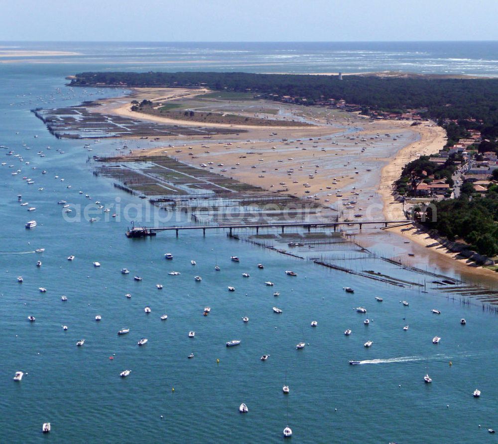 Aerial image Arcachon - Blick auf die landseitige Küste der Halbinsel Cap Ferret. Die Halbinsel trennt das Becken von Arcachon vom Atlantischen Ozeans. Der Tidenhub (Unterschied zwischen Ebbe und Flut) kann im Becken bis zu 5m betragen. Views of the landward coast of the peninsula of Cap Ferret. The peninsula separates the basin of Arcachon from the Atlantic Ocean. The tidal range (difference between high and low tide) in the bay can reach up to 5m.