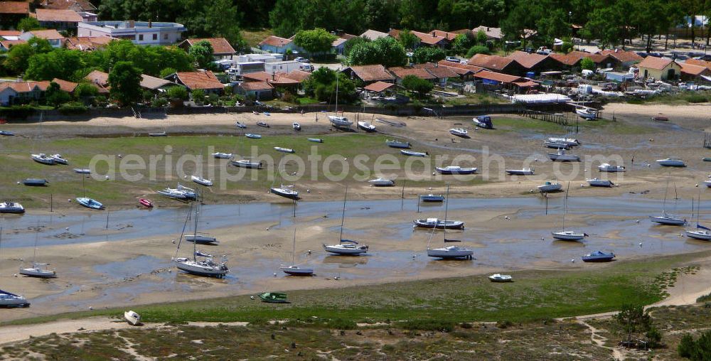 Aerial photograph Arcachon - Blick auf die landseitige Küste der Halbinsel Cap Ferret. Die Halbinsel trennt das Becken von Arcachon vom Atlantischen Ozeans. Der Tidenhub (Unterschied zwischen Ebbe und Flut) kann im Becken bis zu 5m betragen. Views of the landward coast of the peninsula of Cap Ferret. The peninsula separates the basin of Arcachon from the Atlantic Ocean. The tidal range (difference between high and low tide) in the bay can reach up to 5m.