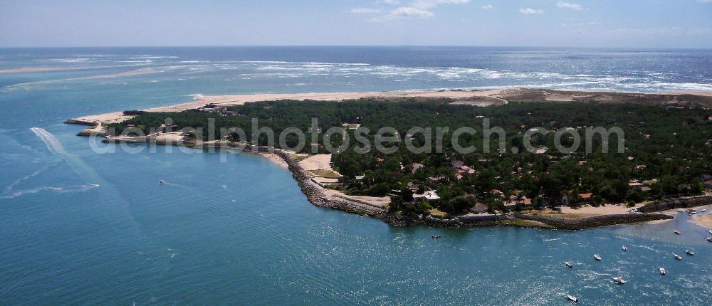 Arcachon from above - Blick auf die landseitige Küste der Halbinsel Cap Ferret. Die Halbinsel trennt das Becken von Arcachon vom Atlantischen Ozeans. Der Tidenhub (Unterschied zwischen Ebbe und Flut) kann im Becken bis zu 5m betragen. Views of the landward coast of the peninsula of Cap Ferret. The peninsula separates the basin of Arcachon from the Atlantic Ocean. The tidal range (difference between high and low tide) in the bay can reach up to 5m.