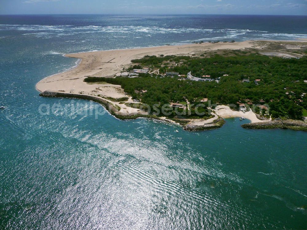 Arcachon from the bird's eye view: Blick auf die landseitige Küste der Halbinsel Cap Ferret. Die Halbinsel trennt das Becken von Arcachon vom Atlantischen Ozeans. Der Tidenhub (Unterschied zwischen Ebbe und Flut) kann im Becken bis zu 5m betragen. Views of the landward coast of the peninsula of Cap Ferret. The peninsula separates the basin of Arcachon from the Atlantic Ocean. The tidal range (difference between high and low tide) in the bay can reach up to 5m.