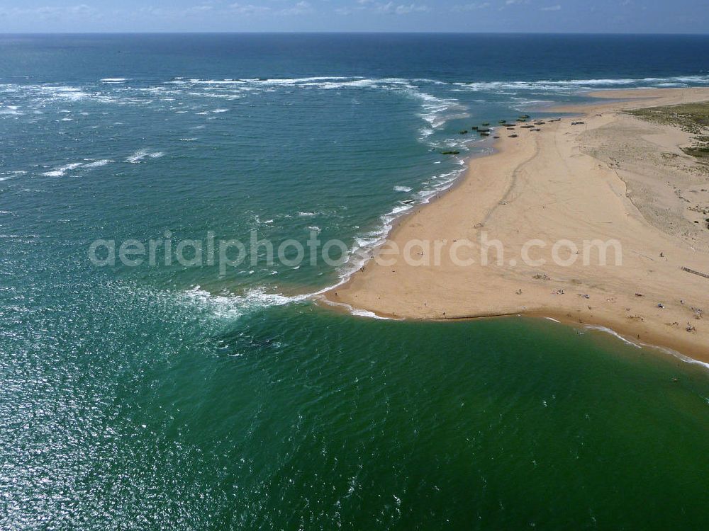 Aerial image Arcachon - Blick auf die landseitige Küste der Halbinsel Cap Ferret. Die Halbinsel trennt das Becken von Arcachon vom Atlantischen Ozeans. Der Tidenhub (Unterschied zwischen Ebbe und Flut) kann im Becken bis zu 5m betragen. Views of the landward coast of the peninsula of Cap Ferret. The peninsula separates the basin of Arcachon from the Atlantic Ocean. The tidal range (difference between high and low tide) in the bay can reach up to 5m.