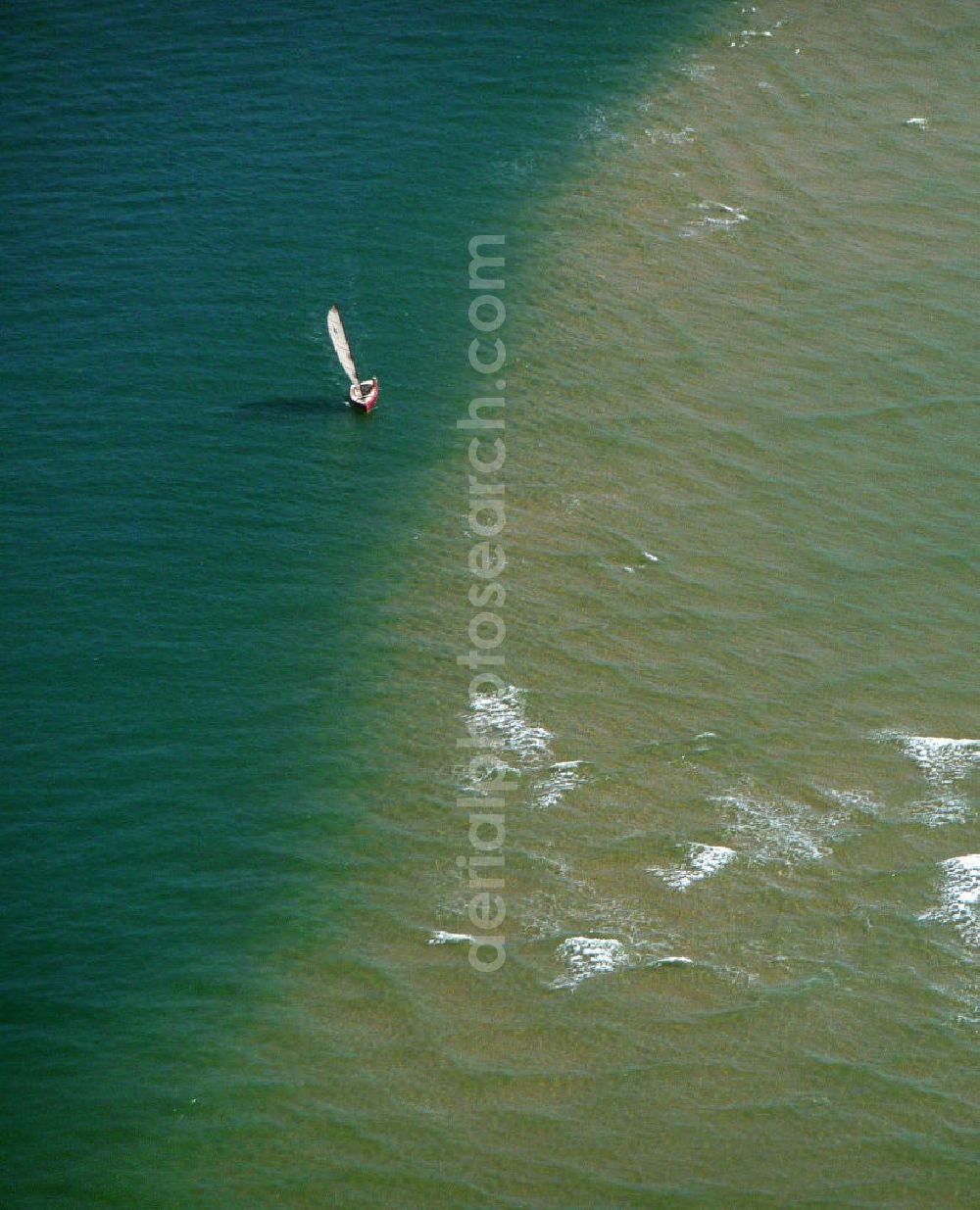 Aerial photograph Arcachon - Blick auf die landseitige Küste der Halbinsel Cap Ferret. Die Halbinsel trennt das Becken von Arcachon vom Atlantischen Ozeans. Der Tidenhub (Unterschied zwischen Ebbe und Flut) kann im Becken bis zu 5m betragen. Views of the landward coast of the peninsula of Cap Ferret. The peninsula separates the basin of Arcachon from the Atlantic Ocean. The tidal range (difference between high and low tide) in the bay can reach up to 5m.