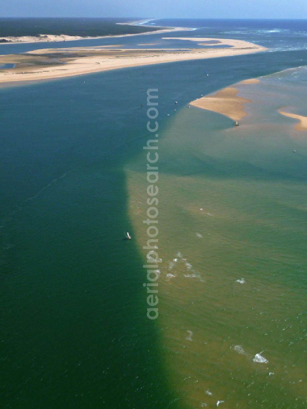 Arcachon from above - Blick auf die landseitige Küste der Halbinsel Cap Ferret. Die Halbinsel trennt das Becken von Arcachon vom Atlantischen Ozeans. Der Tidenhub (Unterschied zwischen Ebbe und Flut) kann im Becken bis zu 5m betragen. Views of the landward coast of the peninsula of Cap Ferret. The peninsula separates the basin of Arcachon from the Atlantic Ocean. The tidal range (difference between high and low tide) in the bay can reach up to 5m.