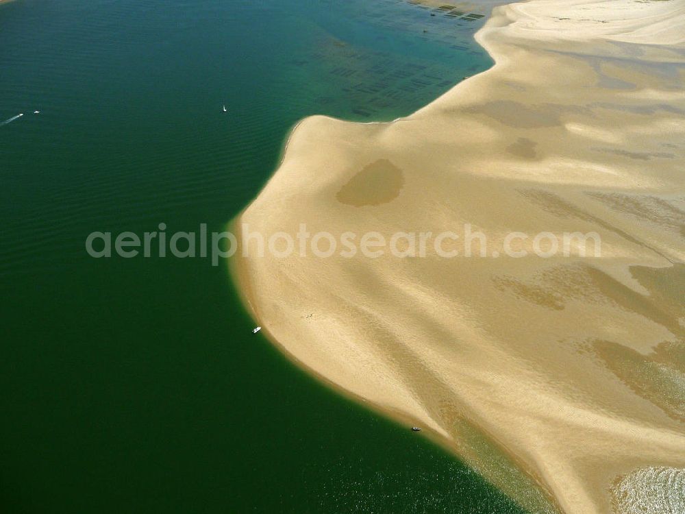 Aerial image Arcachon - Blick auf die landseitige Küste der Halbinsel Cap Ferret. Die Halbinsel trennt das Becken von Arcachon vom Atlantischen Ozeans. Der Tidenhub (Unterschied zwischen Ebbe und Flut) kann im Becken bis zu 5m betragen. Views of the landward coast of the peninsula of Cap Ferret. The peninsula separates the basin of Arcachon from the Atlantic Ocean. The tidal range (difference between high and low tide) in the bay can reach up to 5m.