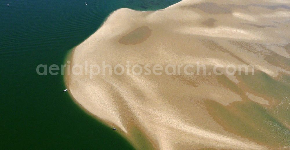 Arcachon from above - Blick auf die landseitige Küste der Halbinsel Cap Ferret. Die Halbinsel trennt das Becken von Arcachon vom Atlantischen Ozeans. Der Tidenhub (Unterschied zwischen Ebbe und Flut) kann im Becken bis zu 5m betragen. Views of the landward coast of the peninsula of Cap Ferret. The peninsula separates the basin of Arcachon from the Atlantic Ocean. The tidal range (difference between high and low tide) in the bay can reach up to 5m.