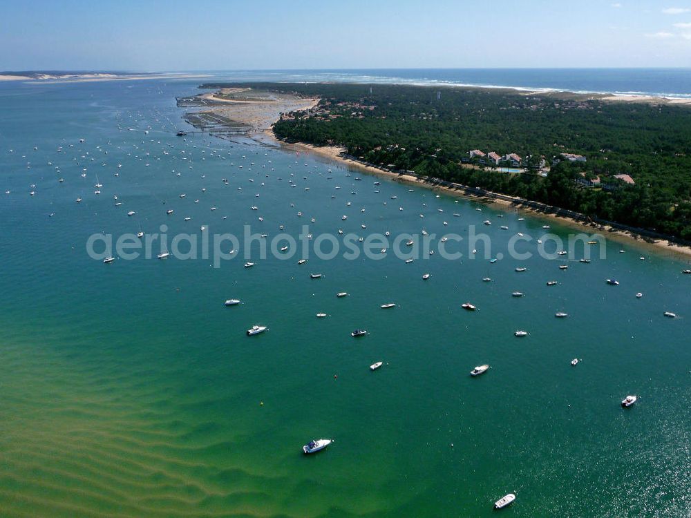 Aerial image Arcachon - Blick auf die landseitige Küste der Halbinsel Cap Ferret. Die Halbinsel trennt das Becken von Arcachon vom Atlantischen Ozeans. Der Tidenhub (Unterschied zwischen Ebbe und Flut) kann im Becken bis zu 5m betragen. Views of the landward coast of the peninsula of Cap Ferret. The peninsula separates the basin of Arcachon from the Atlantic Ocean. The tidal range (difference between high and low tide) in the bay can reach up to 5m.