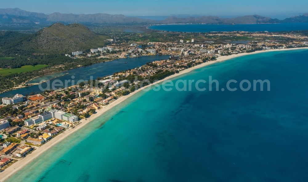 Port d'Alcudia from the bird's eye view: Coastline on the sandy beach in the Bucht von Alcudia in Port d'Alcudia in Balearic island of Mallorca, Spain